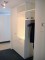 Garderobe ...Garderobe in Nische, mit offenem Abteil, mit Kleiderschrank, Schuhmbeli, Schublade und beleuchteter Nische mit Spiegel