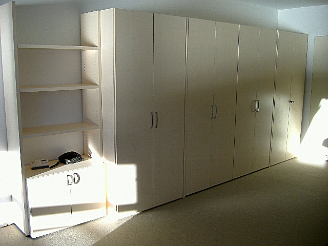11.1b-Drehtürschrank